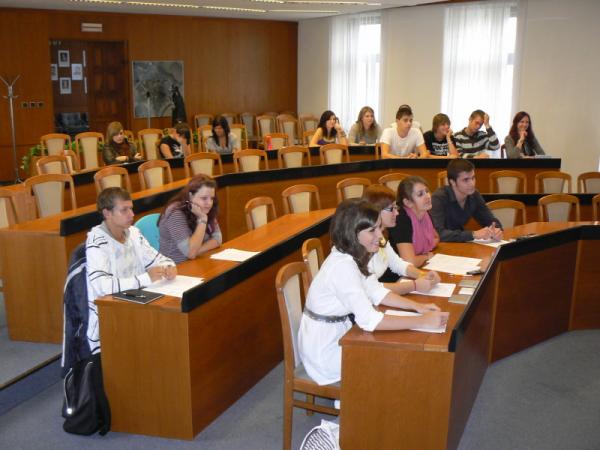 Ustanovujúce zasadnutie Mládežníckeho parlamentu mesta Topoľčany v šk. roku 2009 - 2010 Ustanovujúce zasadnutie Mládežníckeho parlamentu mesta Topoľčany v šk. roku 2009 - 2010
