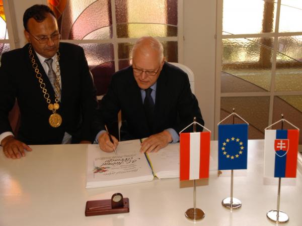 Rakúsky veľvyslanec Helmut Wessely v meste Topoľčany - prijatie primátorom mesta Rakúsky veľvyslanec Helmut Wessely v meste Topoľčany - prijatie primátorom mesta