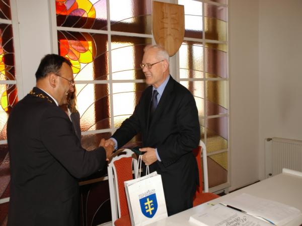 Rakúsky veľvyslanec Helmut Wessely v meste Topoľčany - prijatie primátorom mesta Rakúsky veľvyslanec Helmut Wessely v meste Topoľčany - prijatie primátorom mesta