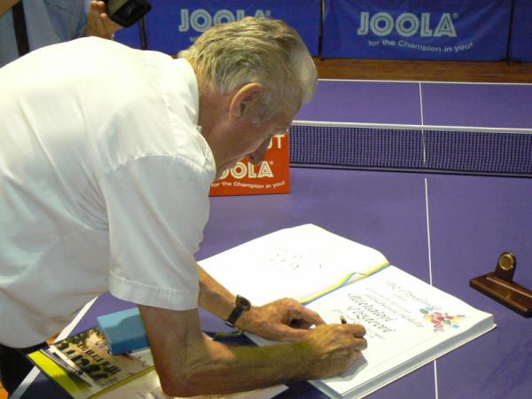 Odovzdávanie Ceny mesta Topoľčany – striebornej plakety Michalovi Vozárovi Odovzdávanie Ceny mesta Topoľčany – striebornej plakety Michalovi Vozárovi