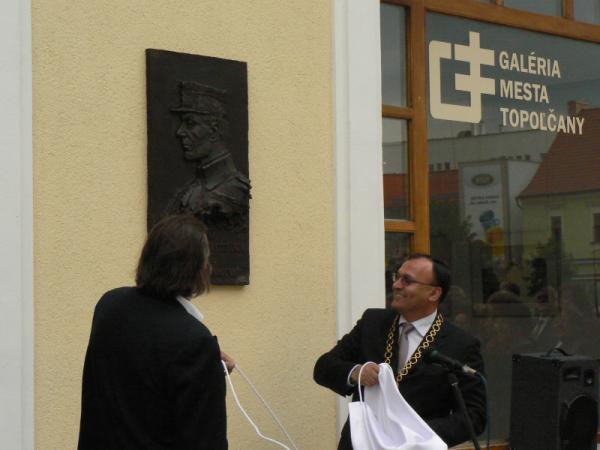 Slávnostné odhalenie reliéfnej dosky M.R. Štefánika Slávnostné odhalenie reliéfnej dosky M.R. Štefánika