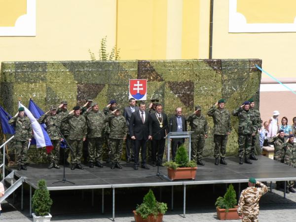Slávnostné privítanie príslušníkov vojenskej polície a ženijnej jednotky prichádzajúcich z operácie ISAF Slávnostné privítanie príslušníkov vojenskej polície a ženijnej jednotky prichádzajúcich z operácie ISAF