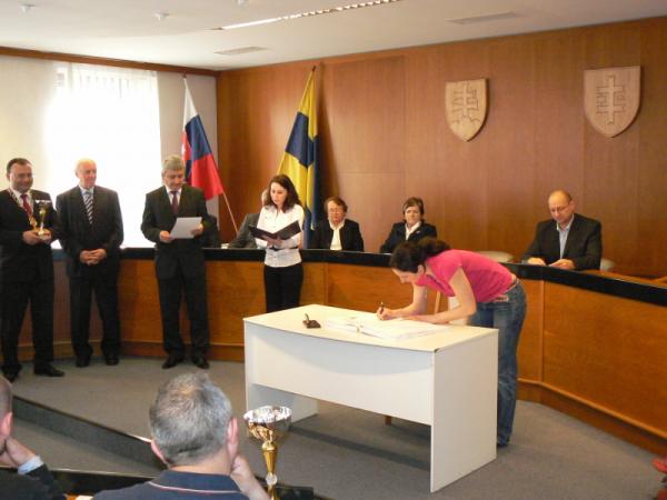 Vyhodnotenie najúspešnejších športovcov mesta a okresu Topoľčany za r. 2009 Vyhodnotenie najúspešnejších športovcov mesta a okresu Topoľčany za r. 2009