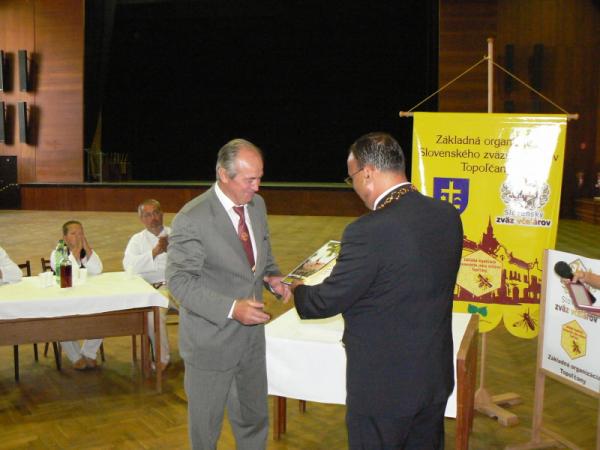 Odovzdávanie Ceny mesta Topoľčany – bronzovej plakety ZO Slovenského zväzu včelárov Topoľčany Odovzdávanie Ceny mesta Topoľčany – bronzovej plakety ZO Slovenského zväzu včelárov Topoľčany
