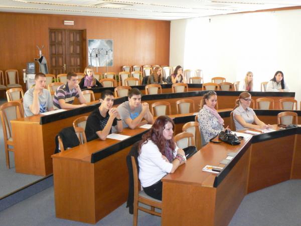 Ustanovujúce zasadnutie Mládežníckeho parlamentu mesta Topoľčany v šk. roku 2010_2011 Ustanovujúce zasadnutie Mládežníckeho parlamentu mesta Topoľčany v šk. roku 2010_2011