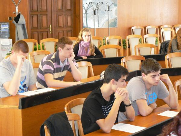 Ustanovujúce zasadnutie Mládežníckeho parlamentu mesta Topoľčany v šk. roku 2010_2011 Ustanovujúce zasadnutie Mládežníckeho parlamentu mesta Topoľčany v šk. roku 2010_2011