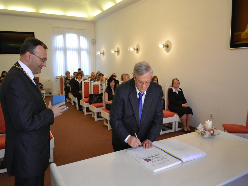 Fotogaléria Odovzdávanie Ceny mesta Topoľčany – striebornej plakety RNDr. Pavlovi Valachovi (3) Odovzdávanie Ceny mesta Topoľčany – striebornej plakety RNDr. Pavlovi Valachovi