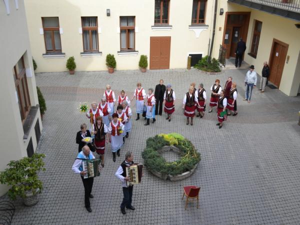 Výzdoba veľkonočného venca na nádvorí radnice Výzdoba veľkonočného venca na nádvorí radnice