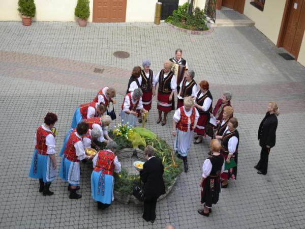 Výzdoba veľkonočného venca na nádvorí radnice Výzdoba veľkonočného venca na nádvorí radnice