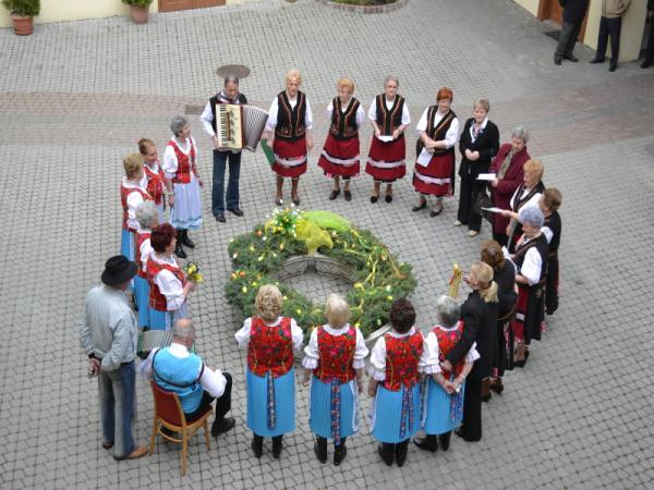 Výzdoba veľkonočného venca na nádvorí radnice Výzdoba veľkonočného venca na nádvorí radnice