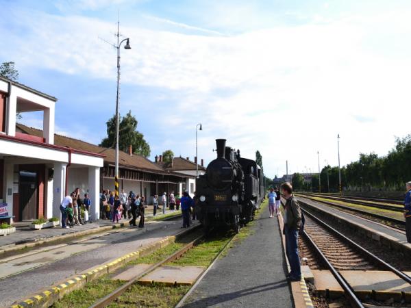 Oslavy 110. výročia železničnej trate Topoľčany - Bánovce na Bebravou - Trenčín a 100. výročia rušňového depa Topoľčany Oslavy 110. výročia železničnej trate Topoľčany - Bánovce na Bebravou - Trenčín a 100. výročia rušňového depa Topoľčany