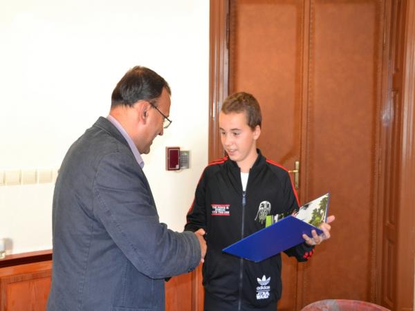 Odovzdávanie pamätného listu Adamovi Kakulovi za vzornú reprezentáciu mesta Topoľčany Odovzdávanie pamätného listu Adamovi Kakulovi za vzornú reprezentáciu mesta Topoľčany