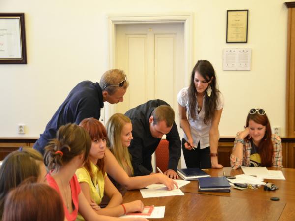 Prvé zasadnutie Mládežníckeho parlamentu mesta Topoľčany v školskom roku 20112012 Prvé zasadnutie Mládežníckeho parlamentu mesta Topoľčany v školskom roku 20112012