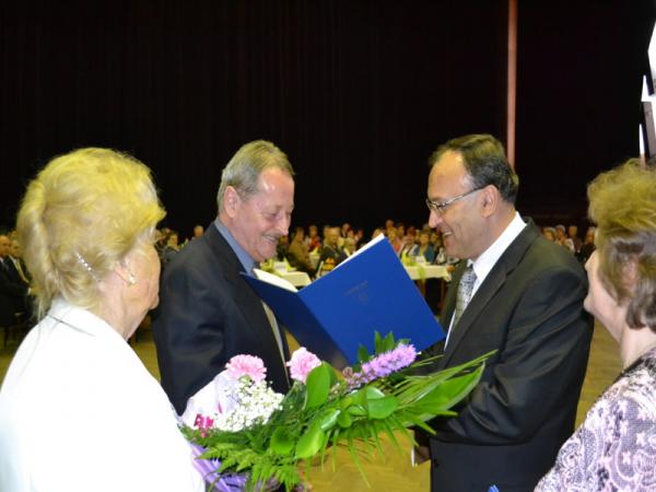 Odovzdávanie pamätného listu prvému dennému centru „ Jeseň “ a speváckej skupiny „ Jeseň “ pri príležitosti výročia založenia. Odovzdávanie pamätného listu prvému dennému centru „ Jeseň “ a speváckej skupiny „ Jeseň “ pri príležitosti výročia založenia.