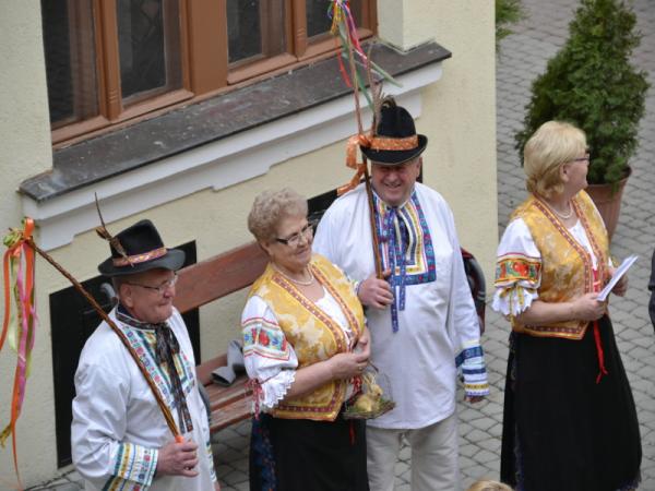 Výzdoba veľkonočného venca na nádvorí radnice Výzdoba veľkonočného venca na nádvorí radnice