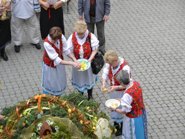 Výzdoba veľkonočného venca na nádvorí radnice Výzdoba veľkonočného venca na nádvorí radnice