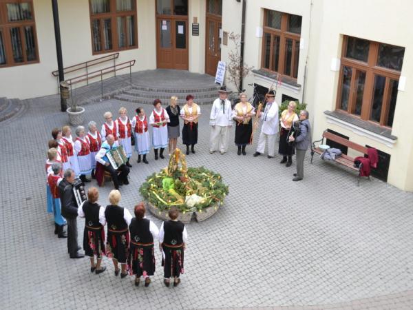 Výzdoba veľkonočného venca na nádvorí radnice Výzdoba veľkonočného venca na nádvorí radnice