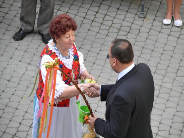 Výzdoba veľkonočného venca na nádvorí radnice Výzdoba veľkonočného venca na nádvorí radnice