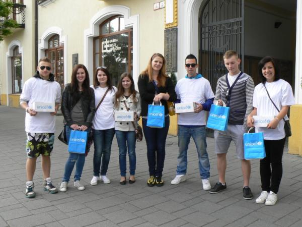 Verejná zbierka UNICEF Slovensko - Týždeň modrého gombíka Verejná zbierka UNICEF Slovensko - Týždeň modrého gombíka