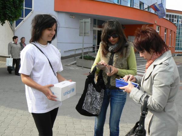 Verejná zbierka UNICEF Slovensko - Týždeň modrého gombíka Verejná zbierka UNICEF Slovensko - Týždeň modrého gombíka