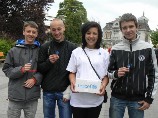 Verejná zbierka UNICEF Slovensko - Týždeň modrého gombíka Verejná zbierka UNICEF Slovensko - Týždeň modrého gombíka