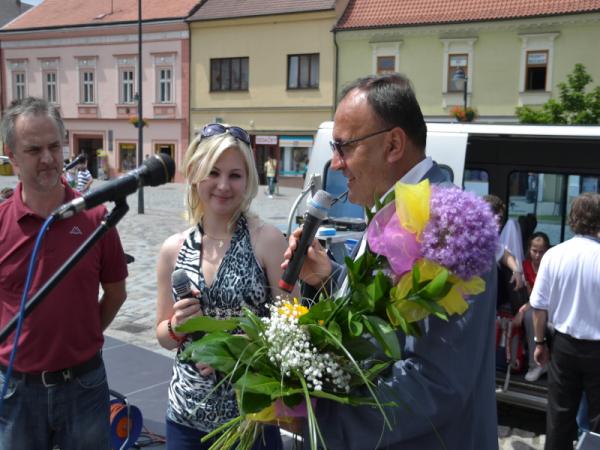 Ivanna Bagová ( víťazka Hlasu Česko Slovenska 2012 ) v meste Topoľčany Ivanna Bagová ( víťazka Hlasu Česko Slovenska 2012 ) v meste Topoľčany