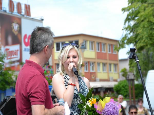 Ivanna Bagová ( víťazka Hlasu Česko Slovenska 2012 ) v meste Topoľčany Ivanna Bagová ( víťazka Hlasu Česko Slovenska 2012 ) v meste Topoľčany