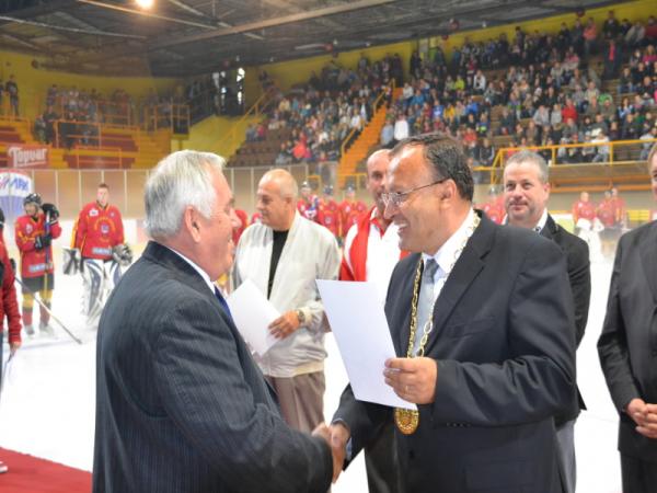 Odovzdávanie ocenení pri príležitosti 80. výročia ľadového hokeja v meste Topoľčany Odovzdávanie ocenení pri príležitosti 80. výročia ľadového hokeja v meste Topoľčany