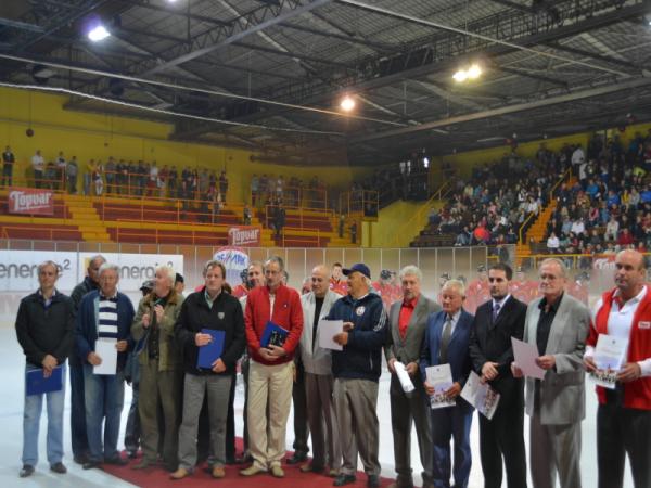 Odovzdávanie ocenení pri príležitosti 80. výročia ľadového hokeja v meste Topoľčany Odovzdávanie ocenení pri príležitosti 80. výročia ľadového hokeja v meste Topoľčany