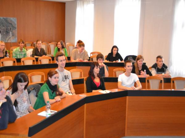 Prvé zasadnutie Mládežníckeho parlamentu mesta Topoľčany v školskom roku 2012-2013 Prvé zasadnutie Mládežníckeho parlamentu mesta Topoľčany v školskom roku 2012-2013