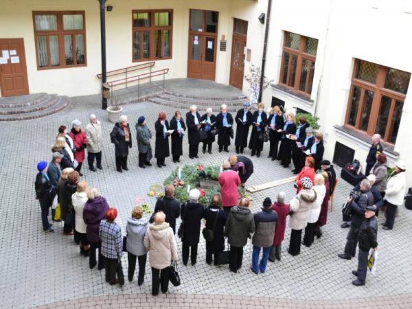 Zdobenie adventného venca na nádvorí radnice Zdobenie adventného venca na nádvorí radnice
