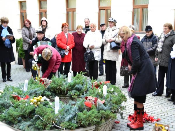 Zdobenie adventného venca na nádvorí radnice Zdobenie adventného venca na nádvorí radnice