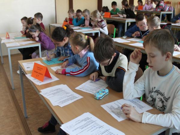 6. ročník vedomostnej súťaže družstiev žiakov ZŠ o putovný pohár primátora mesta Topoľčany Top oriešky 6. ročník vedomostnej súťaže družstiev žiakov ZŠ o putovný pohár primátora mesta Topoľčany Top oriešky