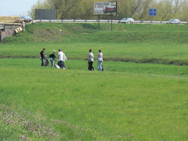 Čistenie okolia oddychovej zóny „Margarétka“ v rámci projektu „Vyčistime si Slovensko“ 2013 Čistenie okolia oddychovej zóny „Margarétka“ v rámci projektu „Vyčistime si Slovensko“ 2013