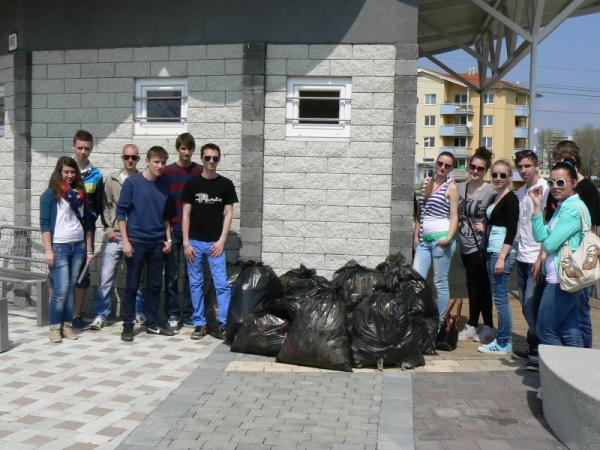Čistenie okolia oddychovej zóny „Margarétka“ v rámci projektu „Vyčistime si Slovensko“ 2013 Čistenie okolia oddychovej zóny „Margarétka“ v rámci projektu „Vyčistime si Slovensko“ 2013
