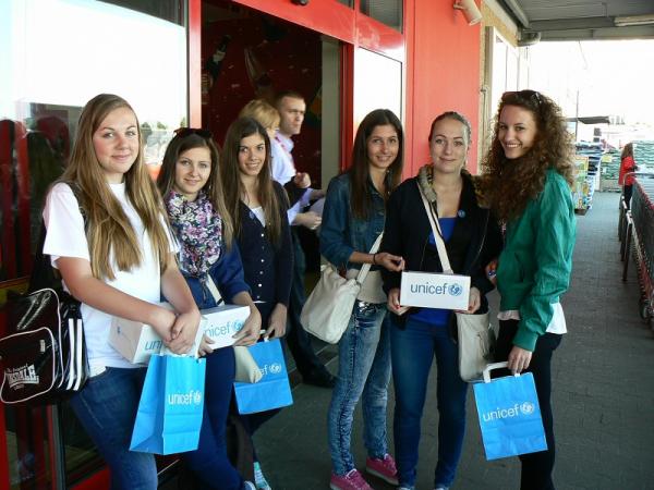 Verejná zbierka UNICEF Slovensko - Týždeň modrého gombíka 2013 Verejná zbierka UNICEF Slovensko - Týždeň modrého gombíka 2013