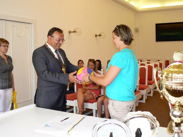 Prijatie primátorom mesta - Vodnopólové družstvo žien PIRANA Sport Club Topoľčany Prijatie primátorom mesta - Vodnopólové družstvo žien PIRANA Sport Club Topoľčany