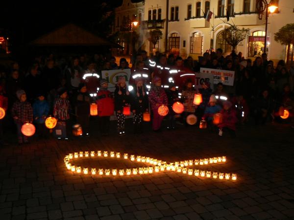 Sviečkový pochod pri príležitosti Svetového dňa boja proti AIDS Sviečkový pochod pri príležitosti Svetového dňa boja proti AIDS