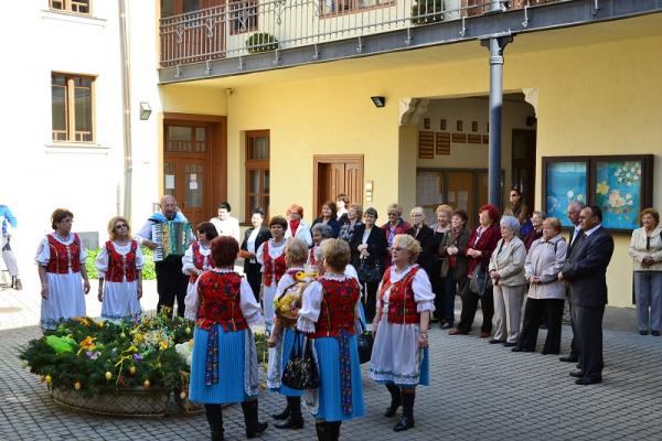 Výzdoba veľkonočného venca na nádvorí radnice 2014 Výzdoba veľkonočného venca na nádvorí radnice 2014