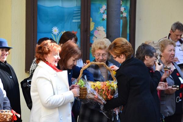 Výzdoba veľkonočného venca na nádvorí radnice 2014 Výzdoba veľkonočného venca na nádvorí radnice 2014