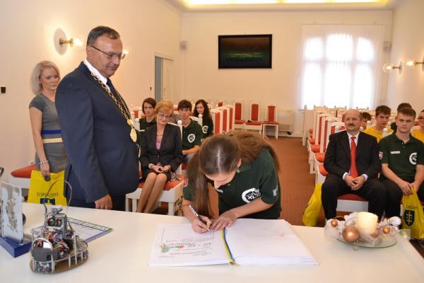 Prijatie primátorom mesta: Členovia tímov XLC a XLC Padawans pri príležitosti úspešnej reprezentácie na 18. MS v robotike v Brazílii Prijatie primátorom mesta: Členovia tímov XLC a XLC Padawans pri príležitosti úspešnej reprezentácie na 18. MS v robotike v Brazílii