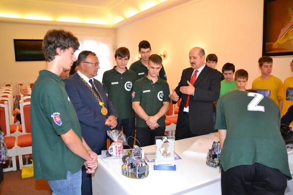 Prijatie primátorom mesta: Členovia tímov XLC a XLC Padawans pri príležitosti úspešnej reprezentácie na 18. MS v robotike v Brazílii Prijatie primátorom mesta: Členovia tímov XLC a XLC Padawans pri príležitosti úspešnej reprezentácie na 18. MS v robotike v Brazílii