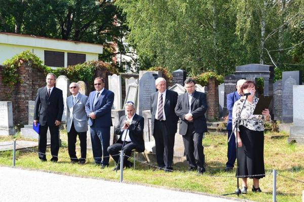 PIETNA SPOMIENKA NA ŽIDOVSKÝCH SPOLUOBČANOV PIETNA SPOMIENKA NA ŽIDOVSKÝCH SPOLUOBČANOV