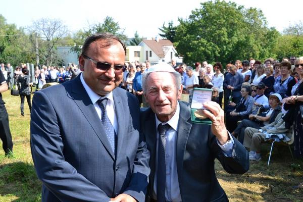 PIETNA SPOMIENKA NA ŽIDOVSKÝCH SPOLUOBČANOV PIETNA SPOMIENKA NA ŽIDOVSKÝCH SPOLUOBČANOV