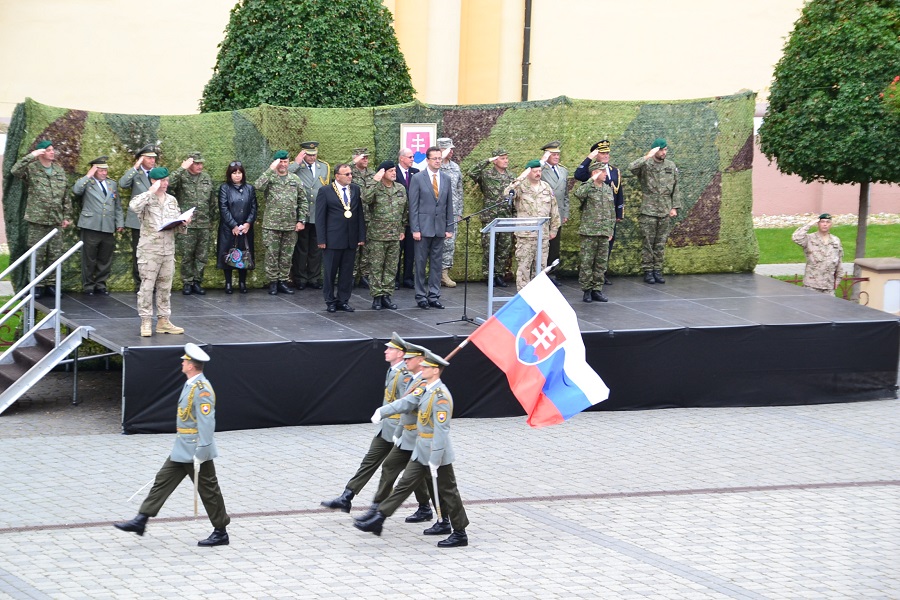 Fotogaléria Slávnostný nástup príslušníkov OS SR prichádzajúcich z vojenskej operácie ISAF v Afganistane (4) Slávnostný nástup príslušníkov OS SR prichádzajúcich z vojenskej operácie ISAF v Afganistane