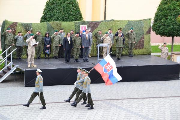 Slávnostný nástup príslušníkov OS SR prichádzajúcich z vojenskej operácie ISAF v Afganistane Slávnostný nástup príslušníkov OS SR prichádzajúcich z vojenskej operácie ISAF v Afganistane