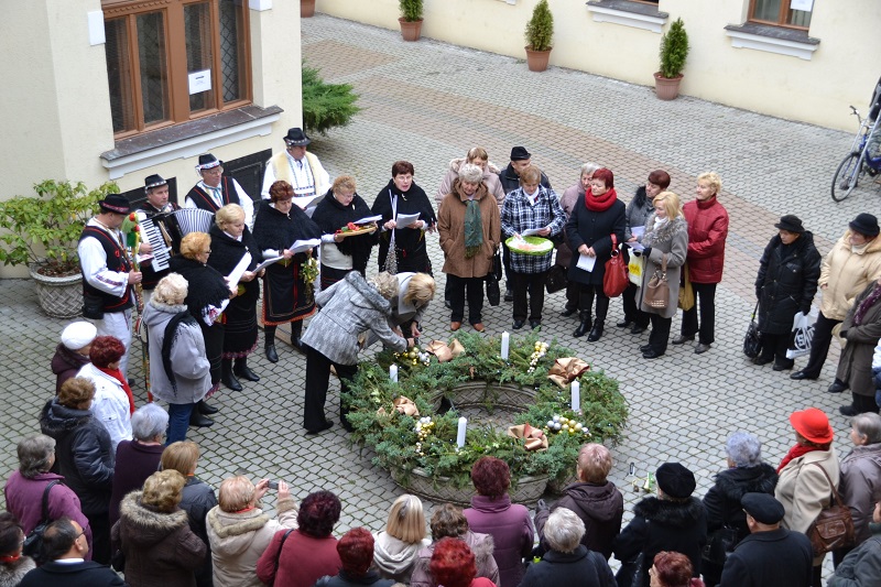 Fotogaléria Zdobenie adventného venca na radnici 2014 (4) Zdobenie adventného venca na radnici 2014