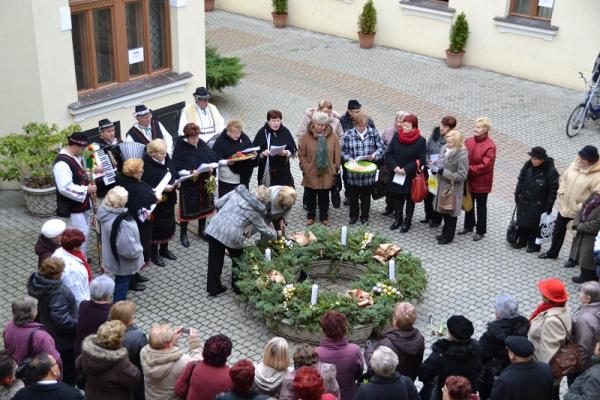 Zdobenie adventného venca na radnici 2014 Zdobenie adventného venca na radnici 2014