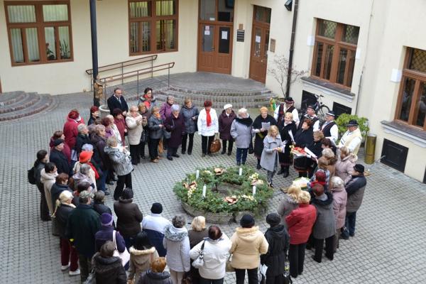 Zdobenie adventného venca na radnici 2014 Zdobenie adventného venca na radnici 2014