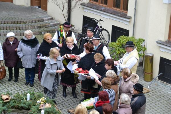 Zdobenie adventného venca na radnici 2014 Zdobenie adventného venca na radnici 2014